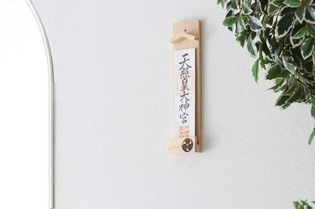 ともえ草焼印入り 壁掛け一社 かんたん！モダン神棚シリーズ お神札入れ/お神札立て 石膏ボード壁に簡単取付け&簡単設置できます！紀州産 総ひのき製【ymku0025】