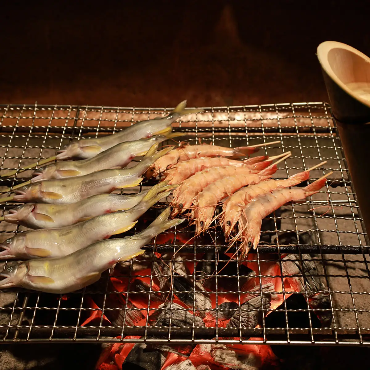 W08401 うわさの秘境めし ろばた焼き「アワビ・和牛ステーキ・魚介類・野菜セット」2名様お食事券