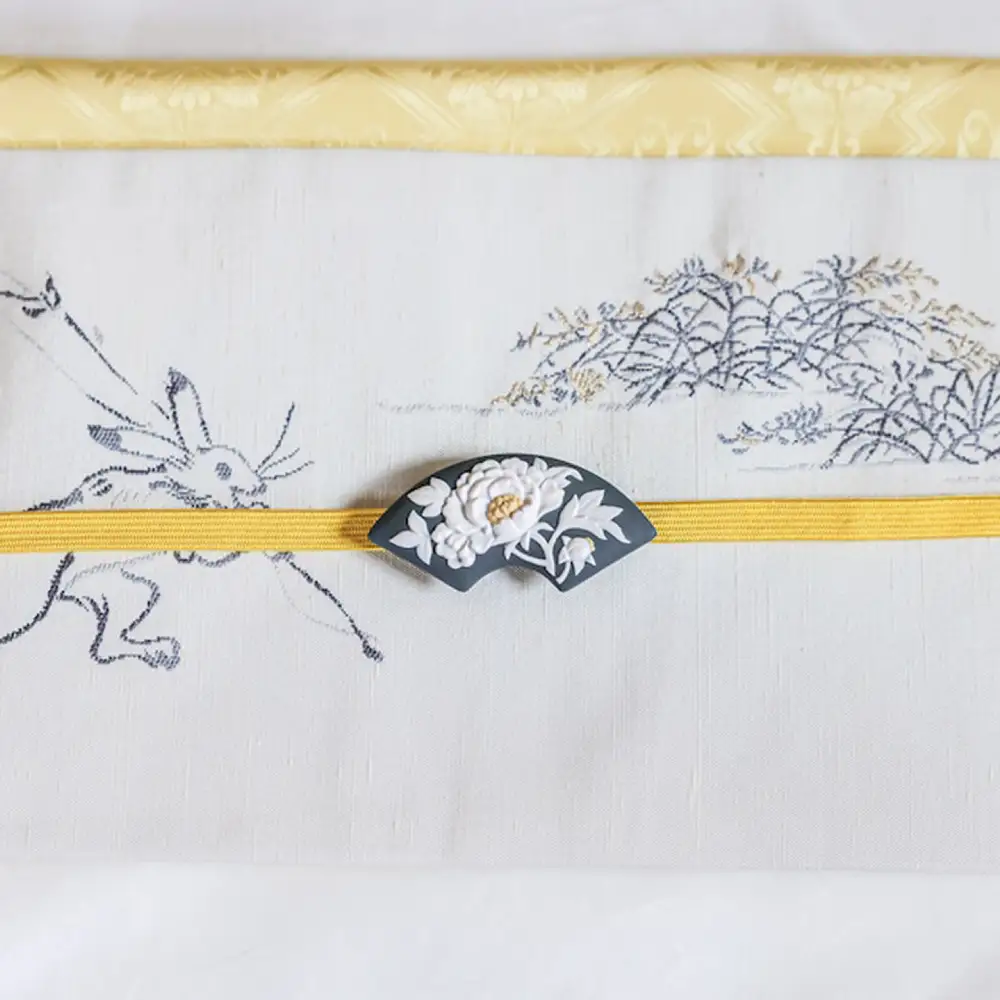 帯留 牡丹（墨色）/ アクセサリー 装飾品 ブローチ ペンダント カメオ アンティーク レトロ / 瀬戸市 / 陶華 [BBCD005]