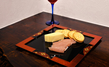 白檀トレー（正方形） / 漆器 食器 お皿 プレート トレイ 漆塗 うるしぬり 手塗り 木製 伝統工芸品 和 お正月 高級 結婚 新築祝い お祝い 贈答 贈り物 プレゼント ギフト 香典返し お返し おもてなし【ocy926-byaku-s-1A】