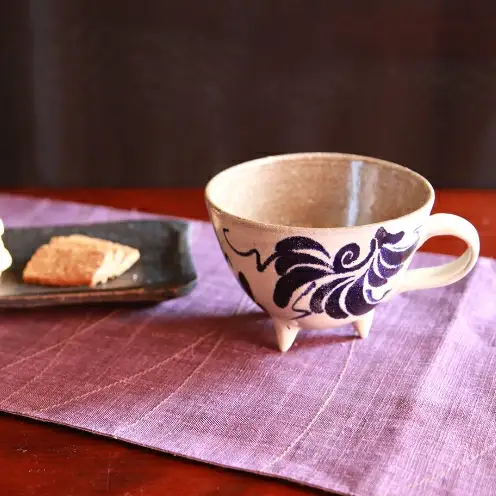 ＜南陶窯＞三つ足カフェオレボウル【唐草】 〇 読谷村 うつわ 陶器 焼き物 久場政一 沖縄 やちむん アフリカン うちなーすぐりむん コップ 地場産品 手作り 人気商品 柄違い有 プレゼントに 足付き お祝いに オススメ 伝統工芸品