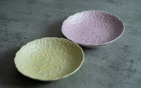 【日常に和の優雅さを】有田焼 mint. 桜彫り 12.7cm 深小皿 2枚セット (イエロー・ピンク)【金照堂】小皿 小鉢 副菜皿 副菜鉢 菓子皿 食器 皿 磁器 和食器 bj068