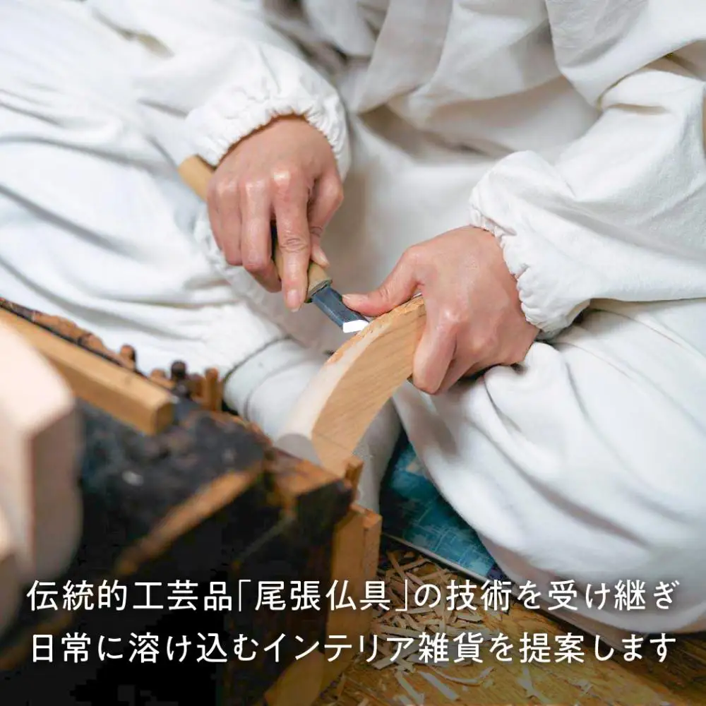 紗綾形の彫刻が美しい『cosaya』ブランドの木製銘々皿シリーズ　木製　丸皿（13cm） D柄