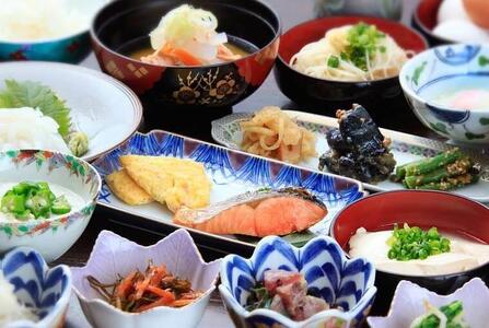 【篝火の湯　緑水亭】平休日1泊2食付 ペア宿泊券《【さくら館】和室10畳》