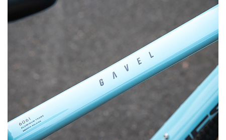 ホワイト・シルバー530mm　NESTO GAVEL ／ ネスト 自転車 スポーツバイク 通勤 通学 18段変速 埼玉県 No.176-03