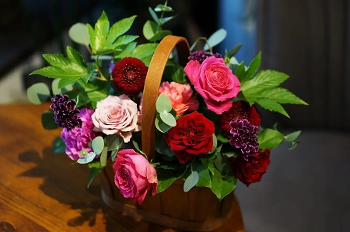 季節の生花のフラワーアレンジメント：B270-001