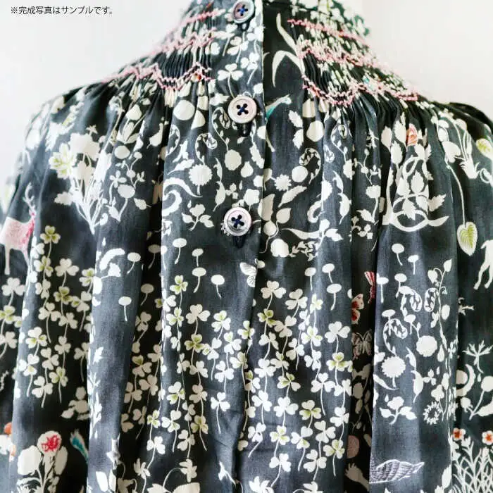 リバティ＜ベッツィーベリーネオンブルー＞スモッキング刺繍のビショップブラウス キッズサイズ 100 / キッズ ブラウス 刺繍 綿100％ リバティ / 諫早市 / まち工房 Filage[AHER001]