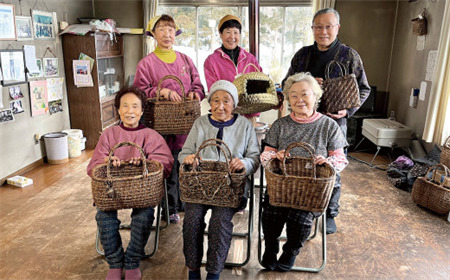 若畑創作館「あけび蔓 透かし編み籠バッグ」（中）