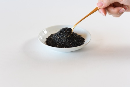 すりごま2種 すりゴマ 胡麻 ゴマ 国産 希少 料理 アレンジ 金ごま 黒ごま goma 袋 チャック付き セット セサミ 風味 香り トッピング 粗挽き あらびき 石臼 炒め物 食品 乾物 料理 ふりかける 混ぜる 香ばしい こうばしい