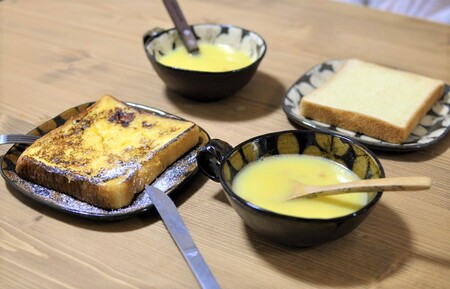 スリップウェアのパン皿 2枚 花柄、色おまかせ温かみの感じられる食パンサイズのお皿！