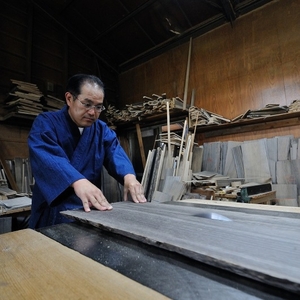 桐たんす 天丸3,8菊唐草 中 衣裳 箪笥 初音の家具 チェスト 衣裳盆 引き出し 和箪笥 衣装ダンス 洋服タンス 着物 着物用 着物収納 洋服 衣類 服 収納 衣類収納 日本製 木製 桐 完成品 インテリア 家具 収納家具 伝統工芸 工芸 大阪 大阪府 岸和田市