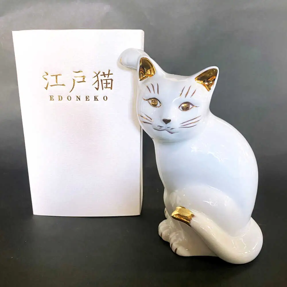 【瀬戸焼】横猫 ホワイト 本金 右手上げ 17.5cm 化粧箱入り【スズカ】 / 招き猫 インテリア 雑貨 置き物 開運 / 瀬戸市 [BBDJ009]