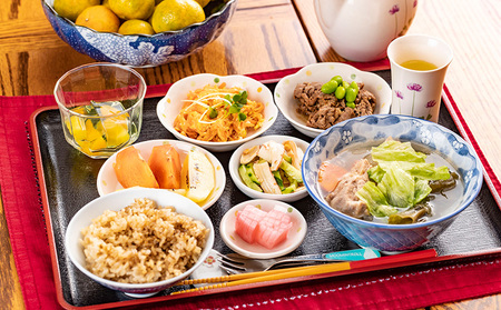 【羽地民泊 座喜味】宿泊券1泊（4名様）【朝食＆夕食付】 古民家 宿泊 チケット 宿泊券 観光地 ジャム作り 名護パイン園 民泊 アクティビティ 食事付き 朝食 夕食 体験 伝統 郷土料理 旅行 大自然 宿泊施設 沖縄 おすすめ