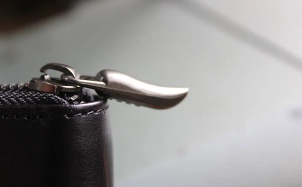 Tajima Cowhide 薄型ポーチ / ポーチ 薄型 仕切り収納 ブラック 牛革 軽量 経年変化 カード 通帳 保険証 文房具 スマホ イヤホン 但馬牛 タジマカウハイド かばん カバン バッグ 鞄