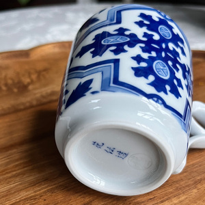 有田焼 染付十字文 ペアマグカップ【有田焼 花伝作】食器 器 うつわ 陶磁器 カップ コップ マグカップ 2個 ペア セット 十字紋 クルス 染付 ブルー 手描き 電子レンジ対応 dw019