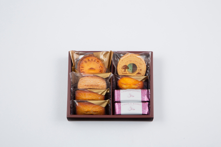 【印伝の山本×CHATERAISE】〈ふるさと納税限定〉甲州印伝小銭入れ・焼き菓子詰め合わせ【バウム柄】印伝小銭入れ・ガトーアソート8入