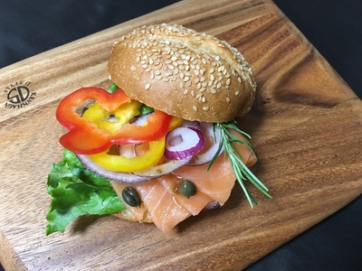 [大判]《スモーク ノルウェーサーモン》300g (60g×5P) 熟練職人の手切り [1138]