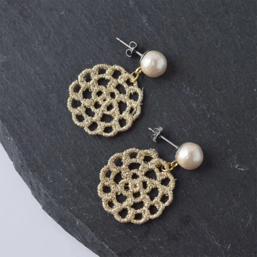 刺繍レースピアス【flour|ライトゴールド|コットンパール付き】チタンピアス | ピアス 刺繍 レース ハンドメイド アクセサリー プレゼント ギフト 選べる 種類豊富 誕生日 レースピアス フラワーレース ふるさと 納税 栃木県 那珂川町