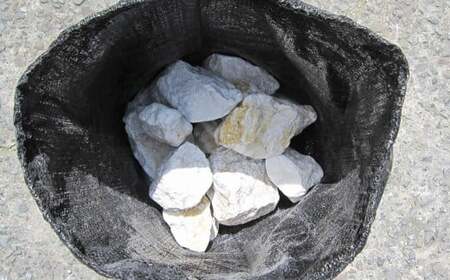 【5個口】庭石、ごろた石 あまくさ石灰石中粒（90mm～150mm） 約20kg土嚢袋入り 合計約100kg 天草石 中粒 石灰石 ホワイト 白 石 天然石 庭 熊本県 上天草市