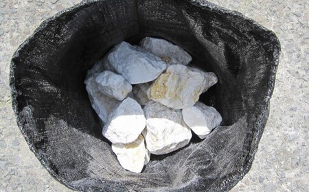 【15個口】庭石、ごろた石 あまくさ石灰石中粒（90mm～150mm） 約20kg土嚢袋入り 合計約300kg 天草石 中粒 石灰石 ホワイト 白 石 天然石 庭 熊本県 上天草市