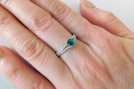 【ふるなび限定】【一点もの】Pt900　コロンビア産エメラルド（0.28ct）ダイヤモンドリング　K61　K06124-H　FN-Limited-SP