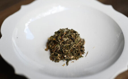 月のよもぎ茶 茶葉20g 糸島市 / - suu - / ハーブティー 茶葉 よもぎ[ADQ002]
