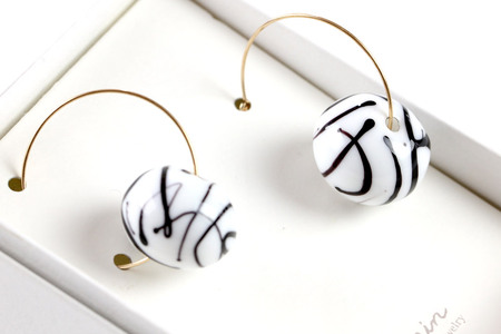 drawingピアス 【白×黒】ガラスジュエリー Glass Jewelry grain アクセサリー 秋田