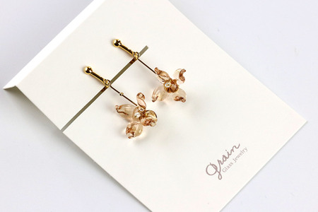 flowerイヤリング ロングタイプ 【ピンク】ガラスジュエリー Glass Jewelry grain アクセサリー 秋田