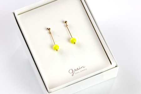 一粒ピアス 【ブライトアシッドイエロー】ガラスジュエリー Glass Jewelry grain アクセサリー 秋田