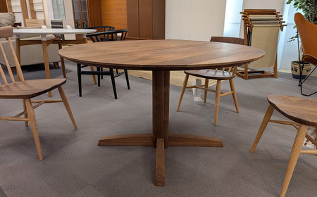 府中家具　MARU TABLE　φ1100　レッドオーク ／ 丸テーブル 円形テーブル 無垢 テーブル ダイニングテーブル 木製 家具 北欧 インテリア デザイン家具 彫刻脚 安定感 職人家具 オイル仕上げ 天然木 府中市 広島県 No.1199-01