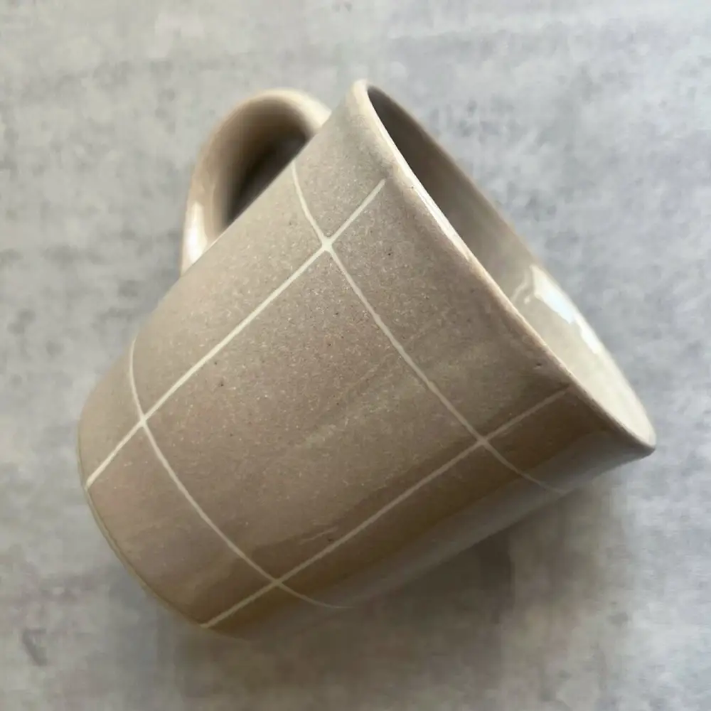 【瀬戸焼】 マグカップ (ベージュ) 2個 格子彫 【カネ三商店】 / 食器 マグ コーヒーカップ ギフト / 瀬戸市[BBDD065]