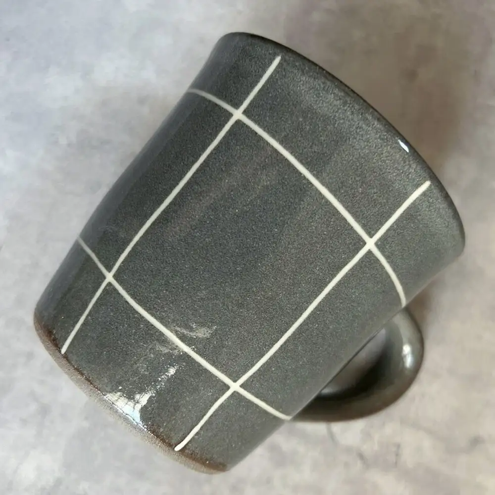 【瀬戸焼】 マグカップ (黒) 2個 格子彫 【カネ三商店】 / 食器 マグ コーヒーカップ ギフト / 瀬戸市[BBDD066]