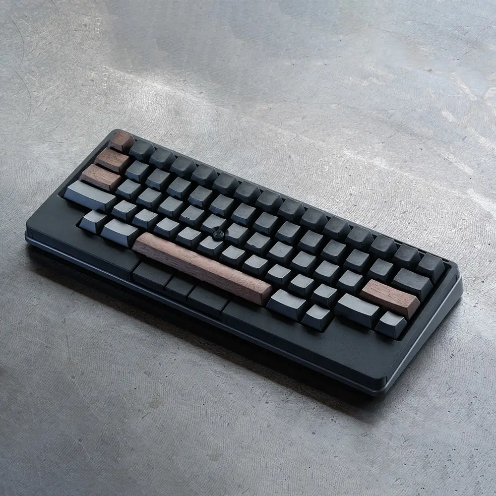 HHKB Studio専用 木製キートップ 英語配列 ウォールナット ／ HHKB Studio キートップ 木製キーボード ウォールナット 無垢材 キーキャップ 高級キーボード カスタムキーボード 静音タイピング 打鍵音改善 タイピング快適化 デスク環境 おしゃれガジェット 経年変化 手触り 重厚感 日本製 精密加工 ハンドメイド 広島県 No.1228-01