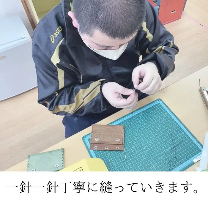 パスケース 茶色 【いわてひだまり農園】 ちゃいろ 茶 ブラウン 革 革製品 手作り 障がい者 支援 施設 手作業 イタリアンレザー レザー 牛ショルダー 牛革 おしゃれ シュリンク加工 シンプル ケース カード カード入れ プレゼント メンズ レディース 定期券 学生証 社員証 人気 オススメ おすすめ