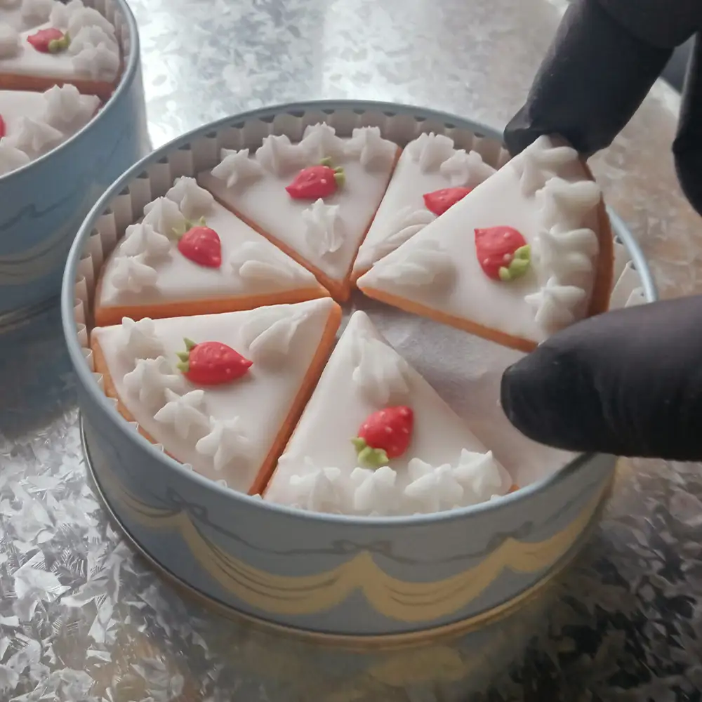 クッキーケーキ缶 | アイシングクッキー クッキー 焼菓子 プレゼント 贈り物 ギフト 手作り 誕生日 母の日 お菓子 クッキー缶 贈答用 菓子工房 くるみの森 那須町 栃木県〔P-441〕