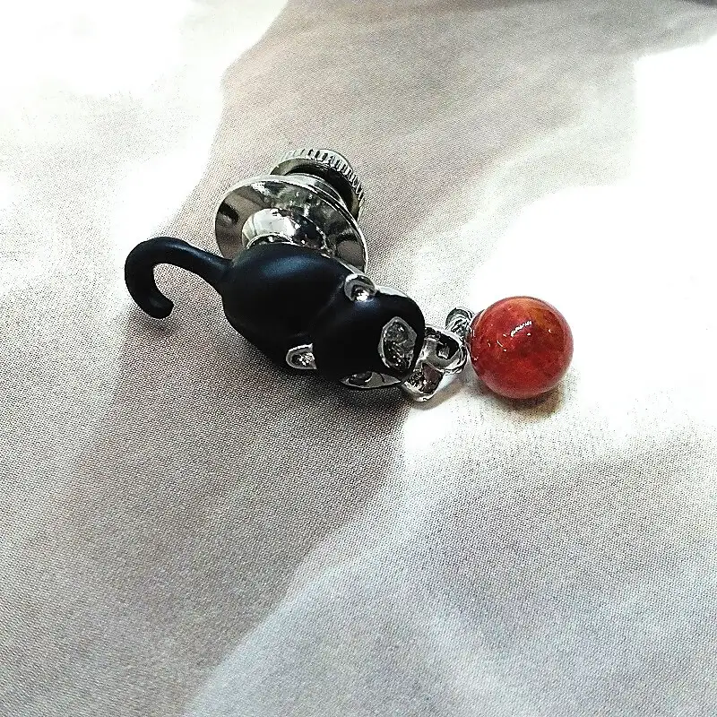 2146 珊瑚ピンブローチ・黒ねこ（アフリカ珊瑚） 還暦祝い 贈り物 かわいい アクセサリー カジュアル 母の日 プレゼント ねこ 黒猫と毬