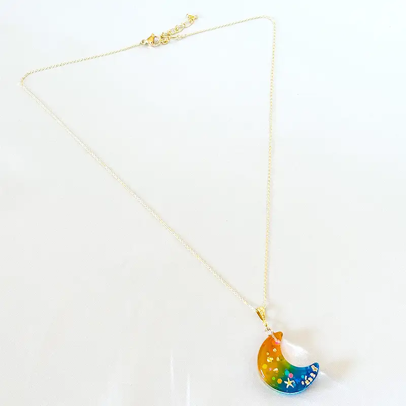 レジン製の三日月ネックレス アクセサリー レジン 手作り 一点物 山陽小野田市 F6L-1483