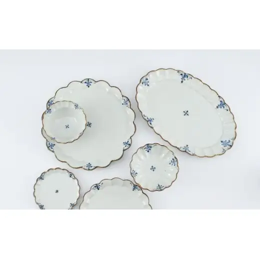 有田焼 菊オーバル皿  L 錆李朝リーヴス【まるぶん】食器 器 うつわ 皿 プレート フチサビ 染付 楕円皿 A16-20