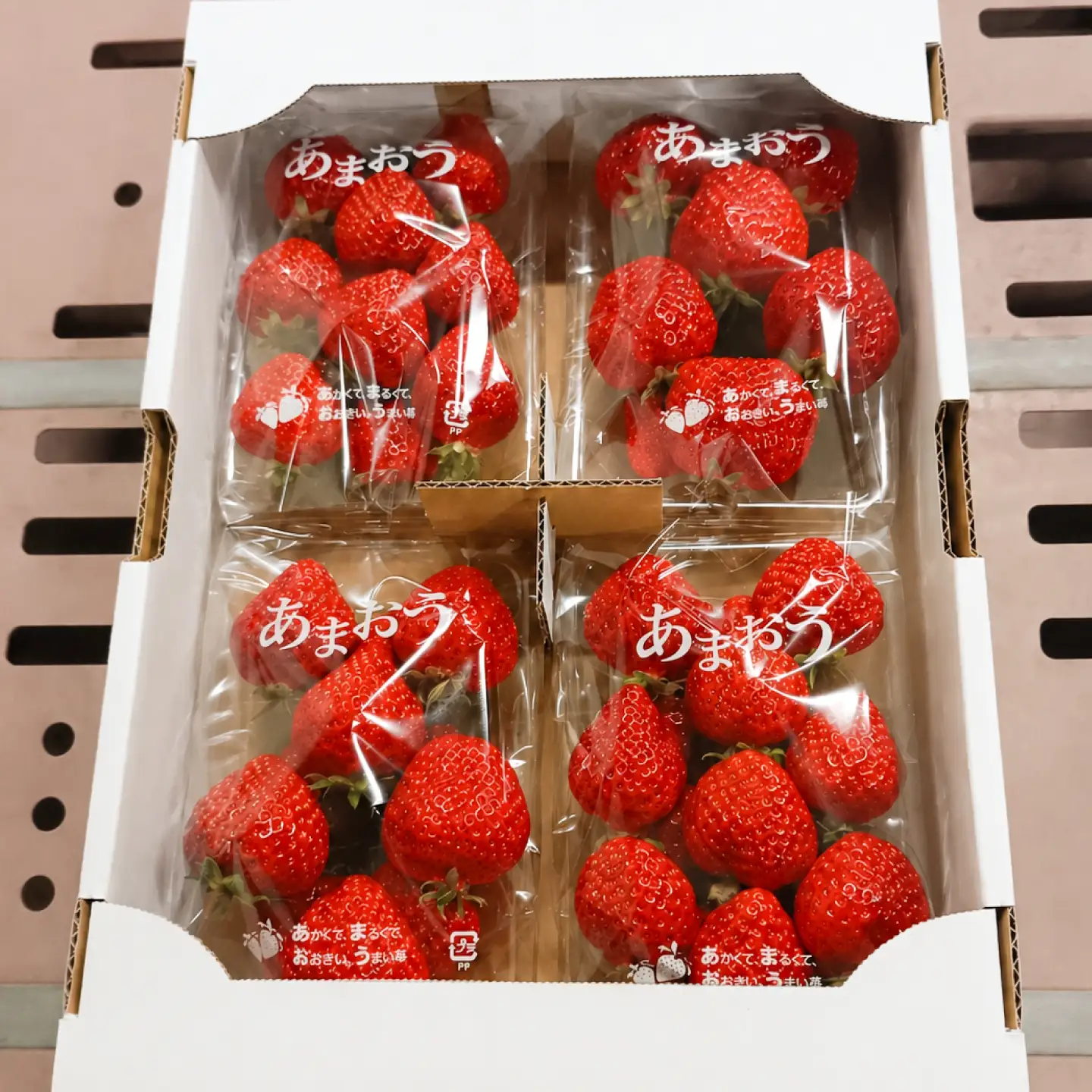 【先行受付】【訳あり】あまおう 4パック いちご 270g×4パック(1.08kg)　【2027年1月以降順次発送】 / 果物 苺 / 糸島市 / 株式会社フルコンス[ALO003]