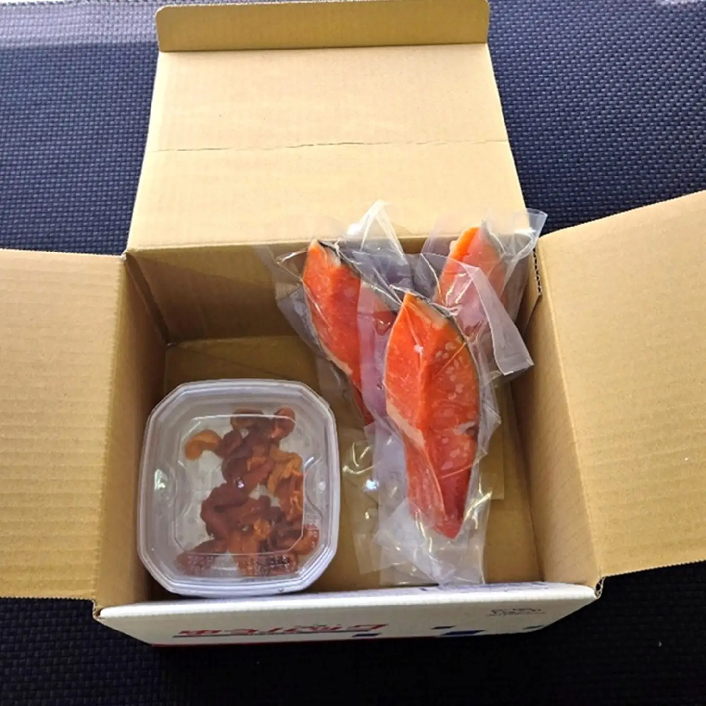 冷凍エゾバフンウニ約20～30g×2P(赤系)・塩銀鮭切り身×3切(個包装)[11月上旬以降発送] A-71058