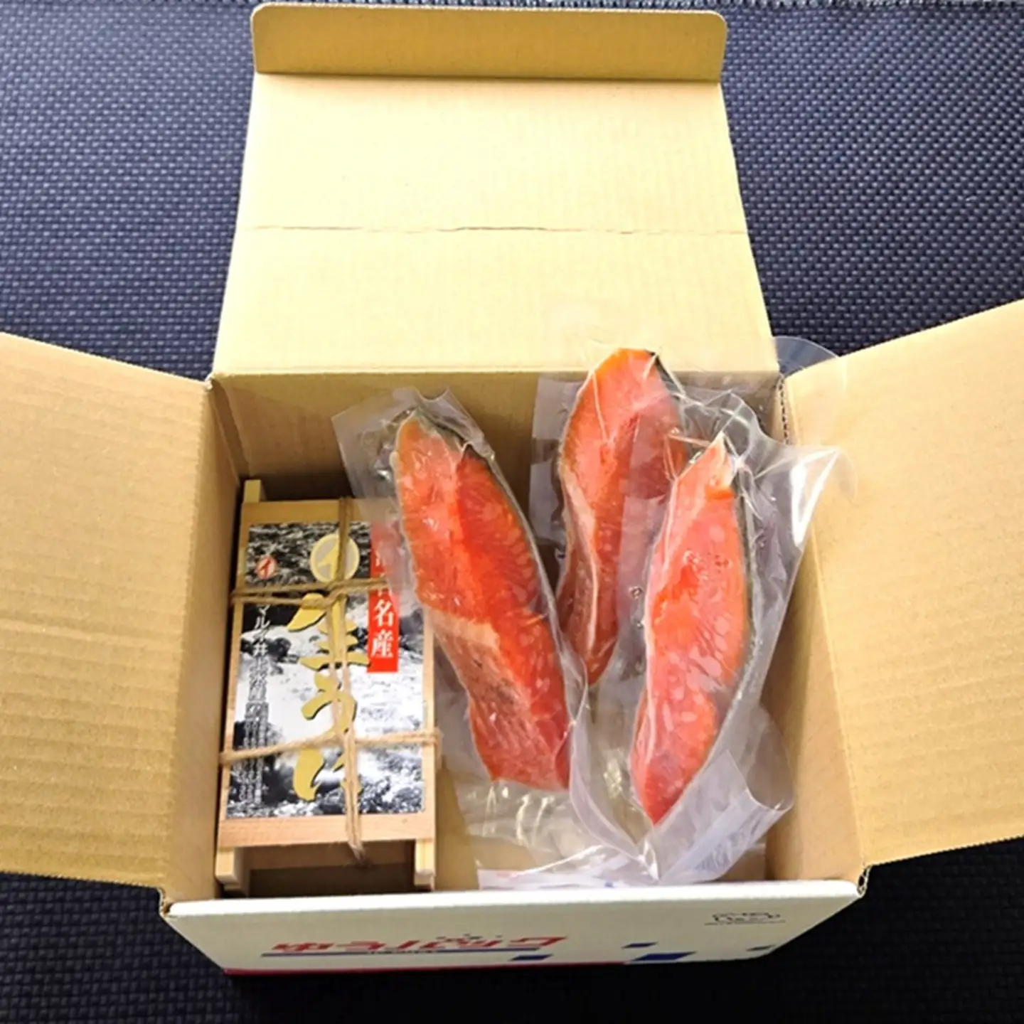 冷凍エゾバフンウニ約60～70g×1折(赤系)・塩銀鮭切り身×3切(個包装)[11月上旬以降発送] A-71059
