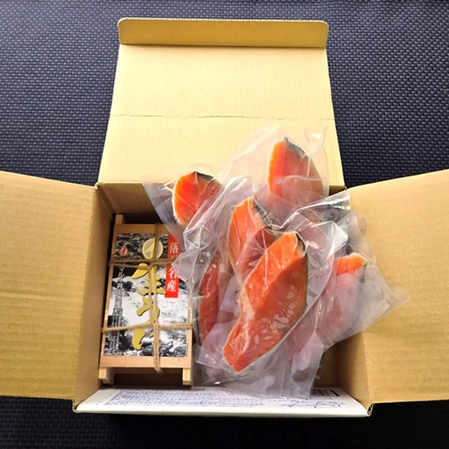 冷凍エゾバフンウニ約60～70g×1折(赤系)・塩銀鮭切り身×10切(個包装)[11月中旬以降発送] B-71031