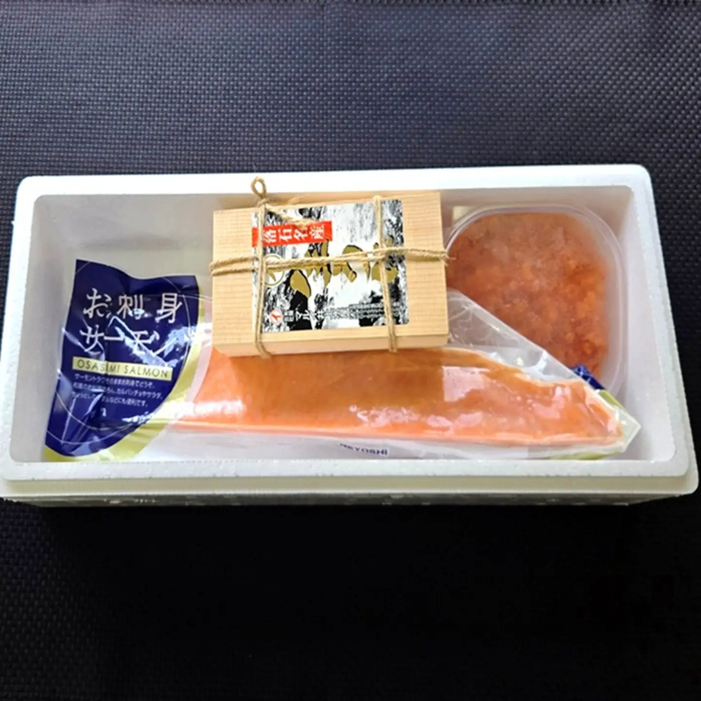 冷凍エゾバフンウニ100g×1折(赤系)、いくら醤油漬け(鱒卵)100g×1P、お刺身サーモン300g～500g(1～3本)[11月中旬以降発送] D-71067