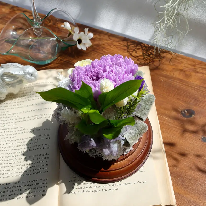 優しい紫と白い花のガラスドームアレンジメント | Flower Shop 花野果