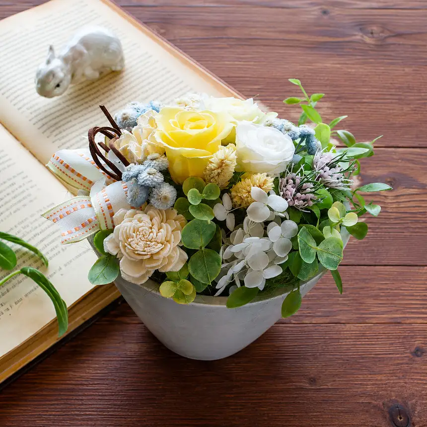 イエローローズのプリザーブドフラワー アクリルケース入り | Flower Shop 花野果