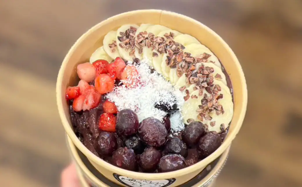 【 KUROCAFEの味をご自宅で！ 】 フルーツ入りオリジナルアサイーボウル （ 自家製グラノーラ付き ） ×4食 スイーツ グラノーラ くだもの 果物 フルーツ アサイーボウル アサイー 冷凍