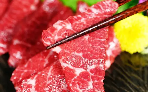 ＜ R8年熊本地震復興支援 ＞熊本 馬刺し 霜降り 約300g 国内肥育 馬肉 ブロック 馬刺 お肉 肉 ニク にく 馬 赤身 中トロ 晩酌 おつまみ 醤油付き 生姜付き 冷凍