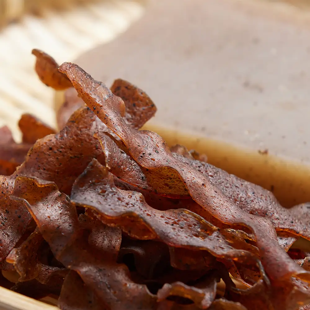 おつまみこんにゃく1袋（ピリ辛） こんにゃく コンニャク 蒟蒻 おつまみ 酒の肴 お酒のお供 おやつ 間食 燻製 ジャーキー 風味 だし 出汁 加工品 yy-0006