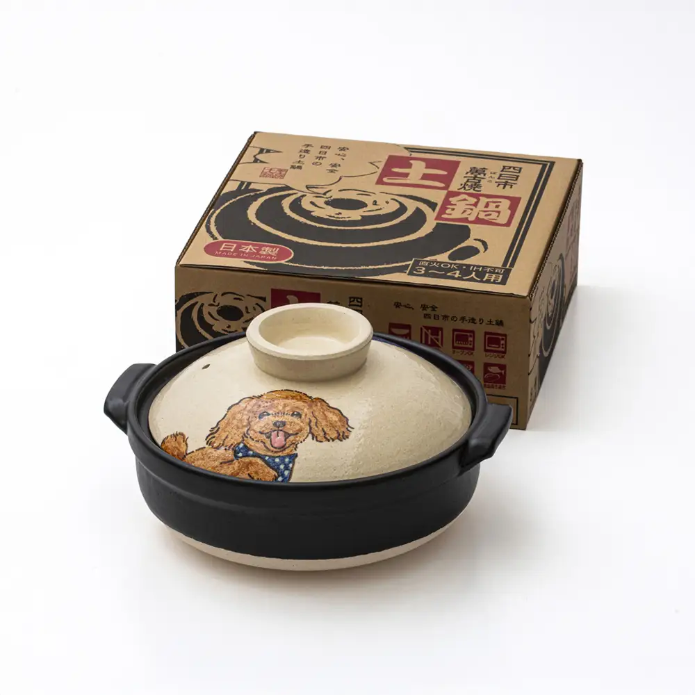 【萬古焼（ばんこやき）】暮らしの美術品 絵付けアーティストの個性が光るHandmade土鍋。絵付けART工房・平尾製陶 土鍋「しあわせワンコ トイプードル」8号 │手描き 土鍋 ハンドメイド アート デザイン 鍋  家庭用 4人用 4人前 3人前 3人用 家族 冬 煮込み 手芸 工芸 三重県 四日市市
