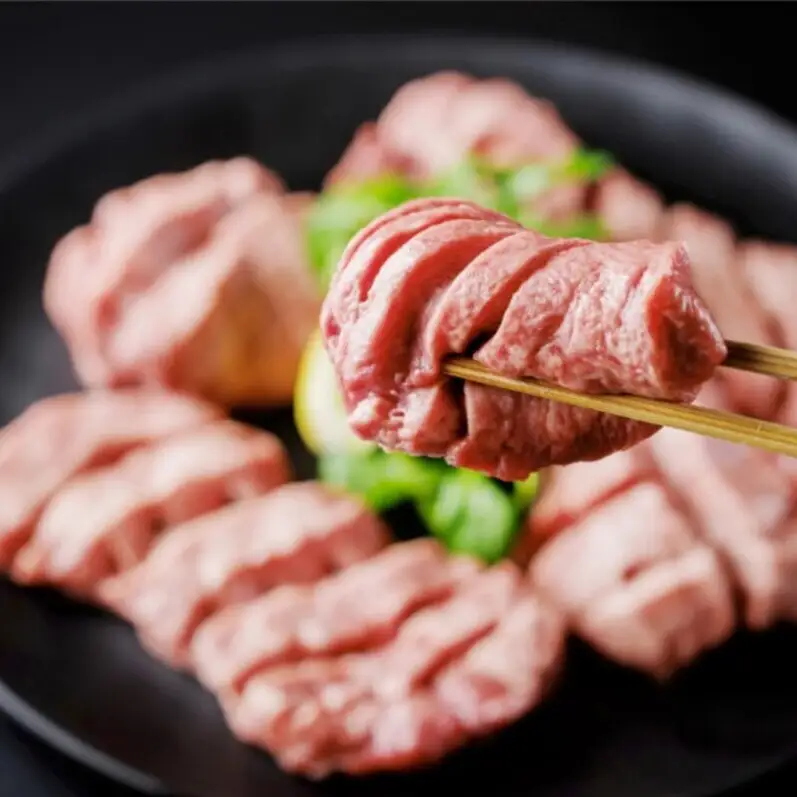 牛タン 厚切り 仙台名物 800g (7～8人前) 仲卸厳選 | 厚さ8mm タン元 霜降り 牛肉 肉 焼肉 ステーキ 贈り物 ギフト お取り寄せ プレゼント お祝い お歳暮 お正月 クリスマス